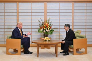 O presidente dos EUA, Donald Trump, encontra-se com o imperador Naruhito do Japão no Palácio Imperial de Tóquio, em 27 de outubro de 2025. Donald Trump chegou ao Japão em 27 de outubro, a próxima etapa de uma viagem à Ásia, onde o presidente dos EUA e Xi Jinping da China poderiam buscar o fim de uma guerra comercial latente entre as maiores economias do mundo. (Foto de Kazuhiro Nogi/Pool/AFP) (Foto de Kazuhiro Nogi/Pool/AFP via Getty Images)